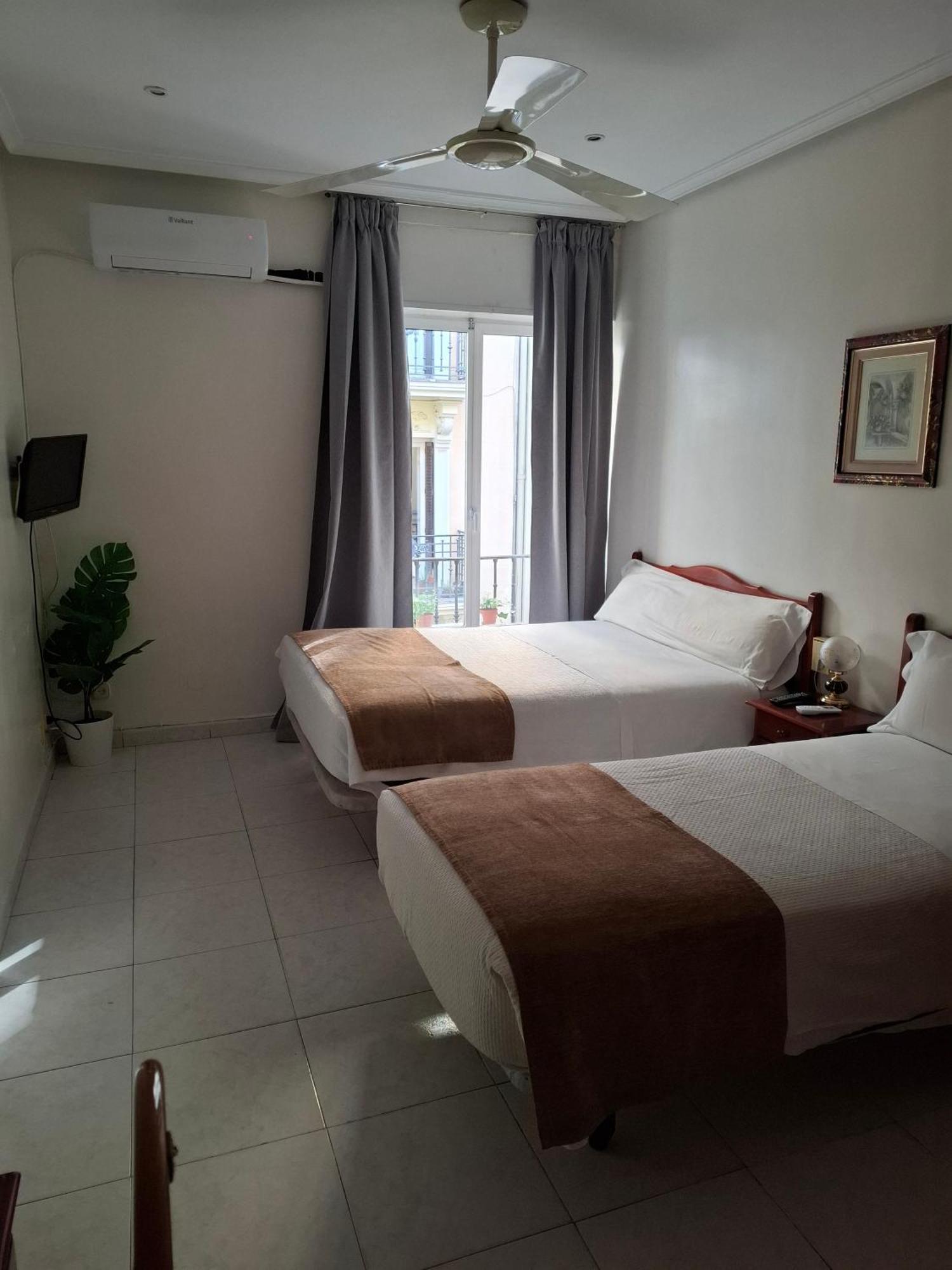 Hostal Villamanez Madrid Exterior photo